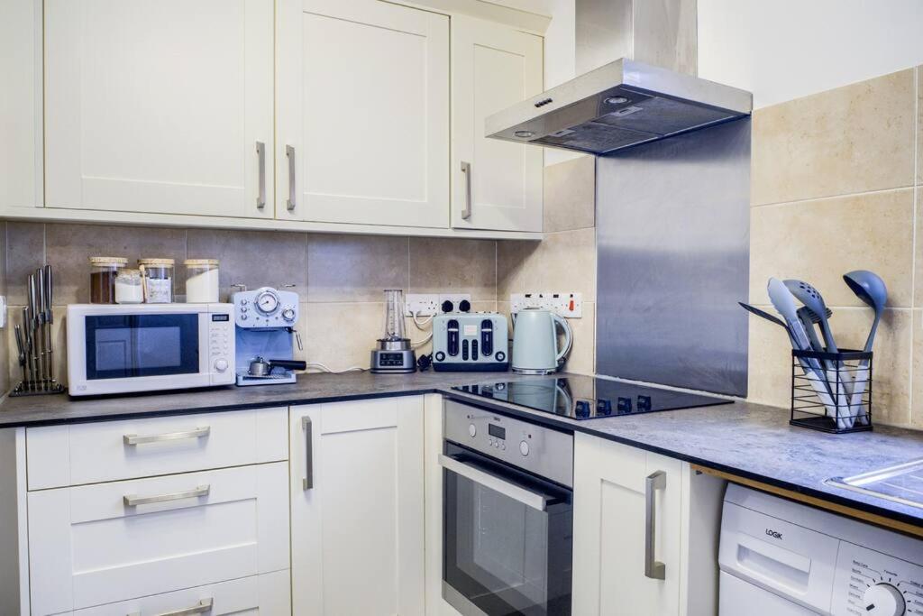 Low Rate For A 4-Bedroom House In Coventry With Free Unlimited Wi-Fi 2 Car Parking 53 Qmc Exterior photo